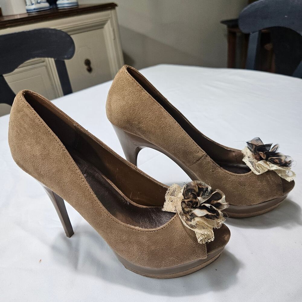 Heart in D Taupe Peep Toe Platform Stiletto Heels Floral Detail sz 6 1/2
